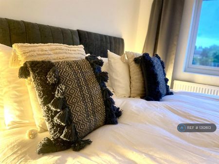 4 bedroom semi-detached house to rent - Photo 5