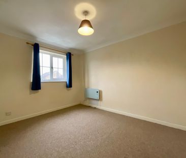 2 bedroom Semi-Detached House to let - Photo 6