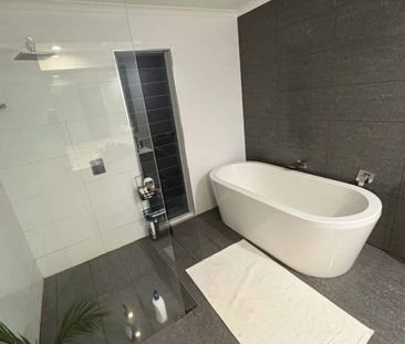 Broadbeach Waters - Photo 3