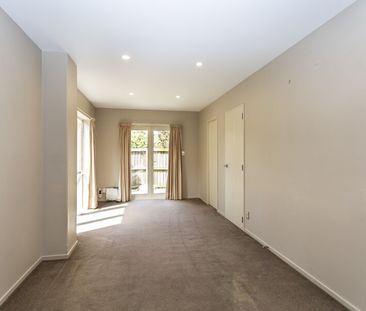 Lovely 3 bedroom townhouse with great parking options! - Photo 1