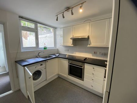 2 bedroom ground floor flat to rent - Photo 5