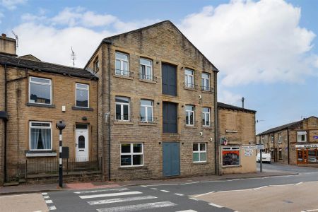 1 bed apartment to rent in Green Lane, Greetland, Halifax - Photo 3