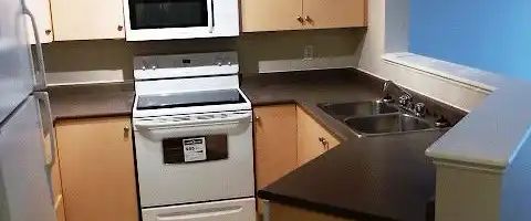 Clean modern 2brm / 2 4pce baths, gas fp, includes ALL utils, 1 heated parking! — 2 Bedrooms Condo Unit - Photo 1