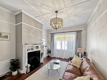 Spacious Three-Bedroom Villa with Two Living Areas - Photo 2