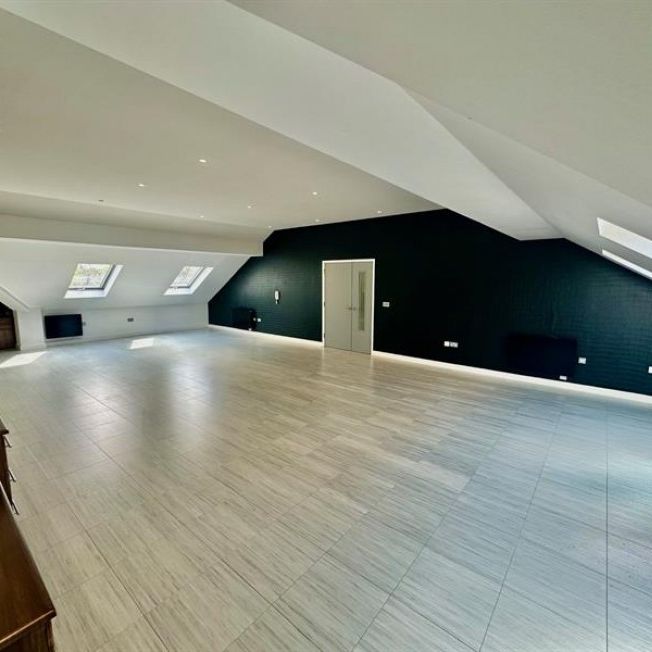 3 Bedroom Apartment To Let - Photo 1