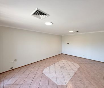 SPACIOUS FAMILY HOME IN A PRIME LOCATION! - Photo 2