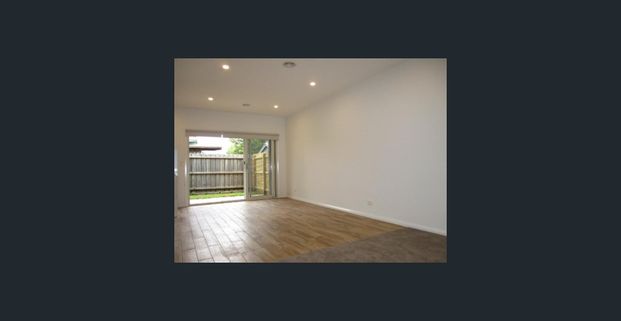 THREE BEDROOM TOWNHOUSE - Photo 1