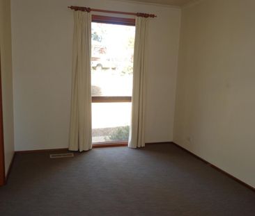 Inviting Three Bedroom Home - Photo 4
