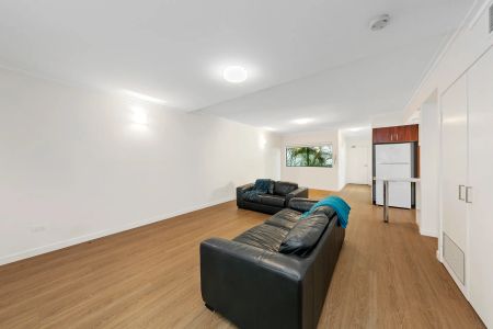 SPACIOUS 2 BEDROOM APARTMENT! - Photo 4