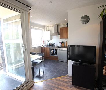 Double Room to rent in a Four Bedroom Flat Share- E14 - Photo 1