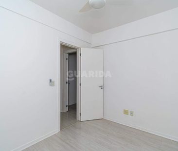 Apartamento de 2 dormitórios, sendo 1 suíte no bairro Menino Deus, ... - Foto 1