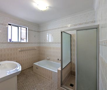 Spacious 3 Bedroom Townhouse - Photo 3