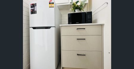 FULLY Furnished STUDIO in perfect location! - Photo 2