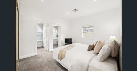 A Renovated 1950s Classic With Double Parking - Photo 3