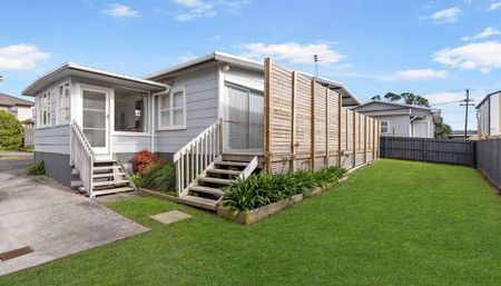 3 BEDROOMS & 1 BATHROOM IN BLOCKHOUSE BAY - Photo 4