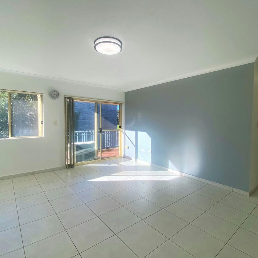 SPACIOUS AND MODERN TOP FLOOR APARTMENT - Photo 1