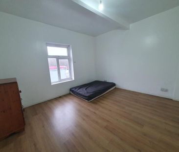 3 bedroom flat to rent - Photo 5