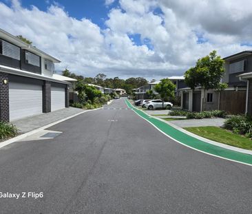 ULTRA MODERN LUXURY 3 BEDROOM TOWNHOUSE with DUCTED AIR-CON - Photo 2