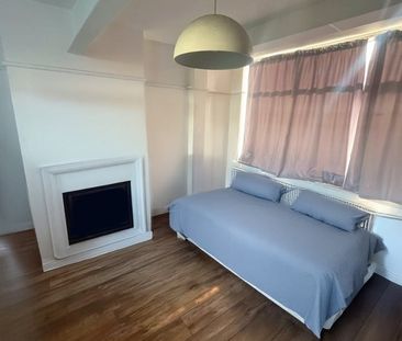 Room in a Shared House, Woodmansterne Road, SW16 - Photo 5
