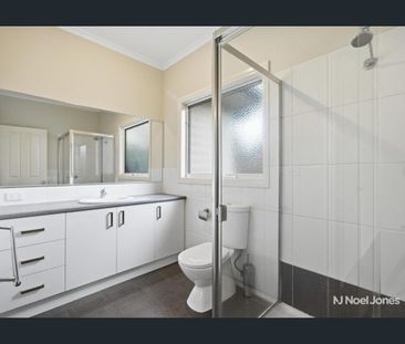 Contemporary Comfort in a Convenient Croydon Location - Photo 6
