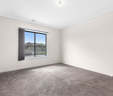 Spacious 4-Bedroom Home in South Morang - Photo 2