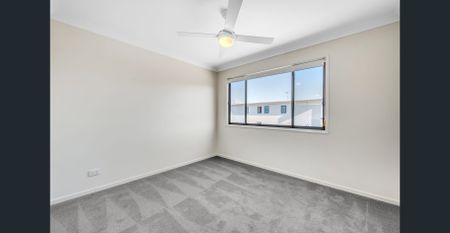 Discover luxury living in Palm Views Estate, 4 bedroom townhouse . - Photo 2