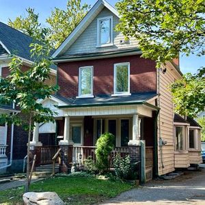 Leslieville- Very Large Main Fl: Newly Reno'd 2 bed w/ new Appliances - Photo 2