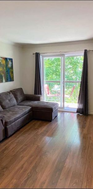 CONDO DE LUXE MEUBLÉ 4 ½ - Situé au bord du LAC MAGOG à Sherbrooke - REFAIT À NEUF. A/C | PISCINE | ÉLECTROS ET MEUBLÉ. DISPONIBLE LE 1er JUILLET. - Photo 1