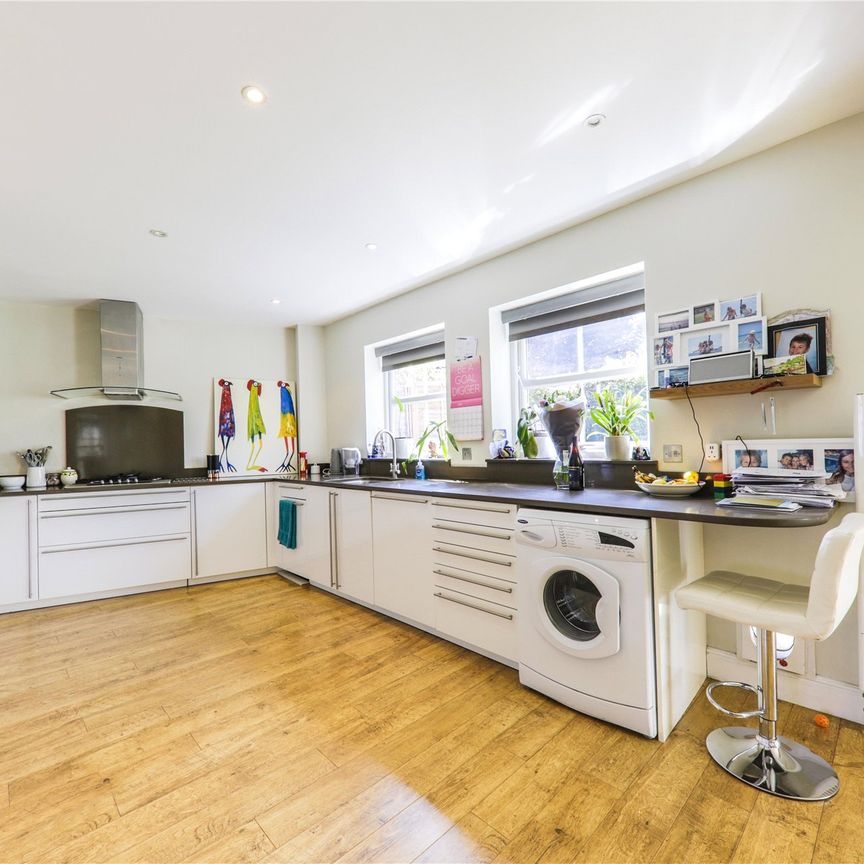 Upper Broadmoor Road, Crowthorne Upper Broadmoor Road, Crowthorne - Photo 2