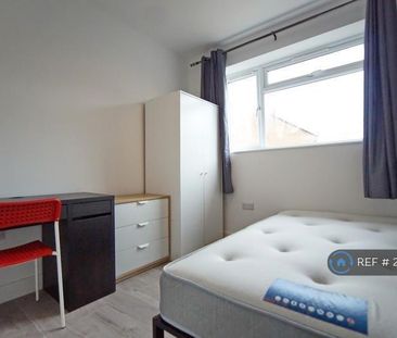 4 bedroom semi-detached house to rent - Photo 2