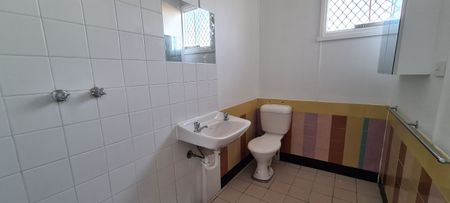 Central One Bedroom Apartment - Water Included! - Photo 5