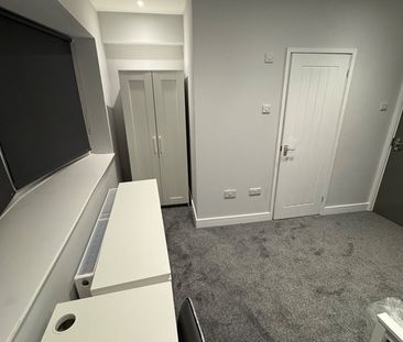 Room in a Shared House, Middle Street, SO14 - Photo 5