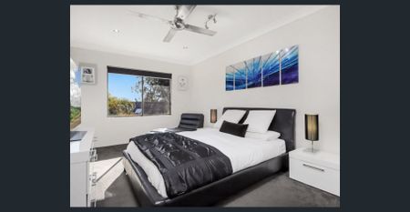 Renovated 2 Bedroom Townhouse with Beautiful Courtyard - Photo 3