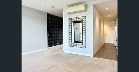 Large 1 bedroom with car park in the heart of Kensington - Photo 5