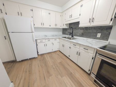 Cozy 5 Bedroom Townhouse in Thorold! - Photo 3