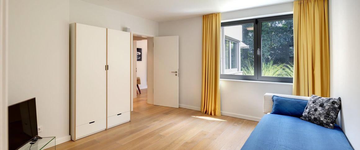 Modern architect mansion in upscale neighborhood - Photo 1