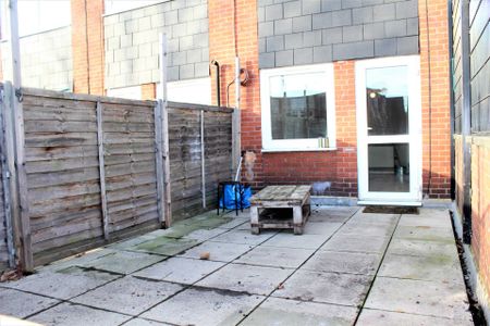 Guide Price £2,200 pcm - Available 15/11/2025 - Unfurnished - Photo 4