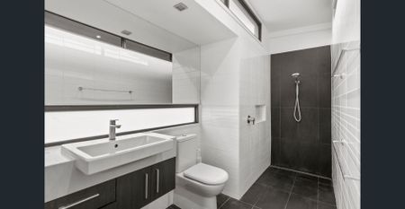 Charming 3-Bedroom House in Annerley - 4/39 Waterton Street - Photo 2