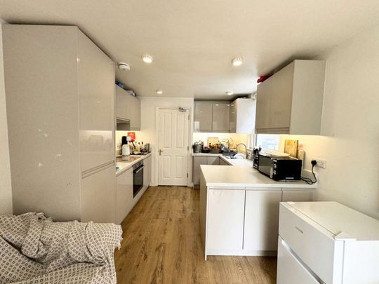 6 bed HMO working professionals in Winchester - Photo 1