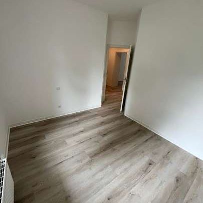 NEUES Laminat / großer Balkon an der Küche / Wanne u.v.m. - Foto 1