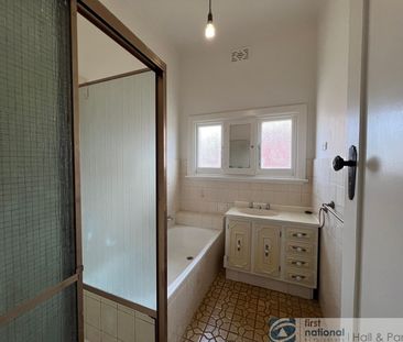 Prime Location! - Photo 3