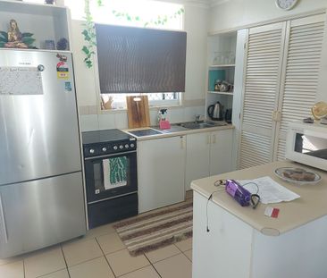 CENTRAL LOCATION ONE BEDROOM UNIT SURFERS PARADISE - Photo 3