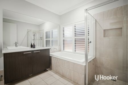 Beautiful 4 Bedroom Home - Prime Location! - Photo 4