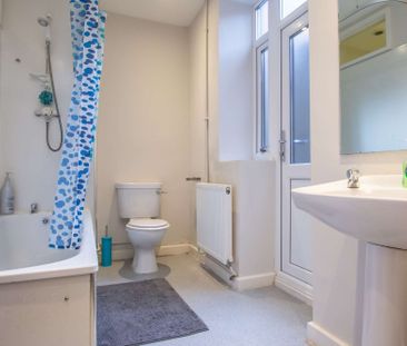 Brilliant six bedroom three story house - Photo 6