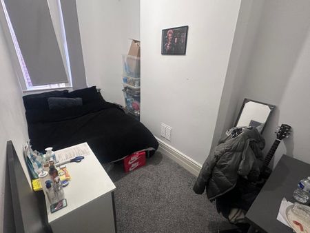 4 bedroom flat to rent - Photo 2