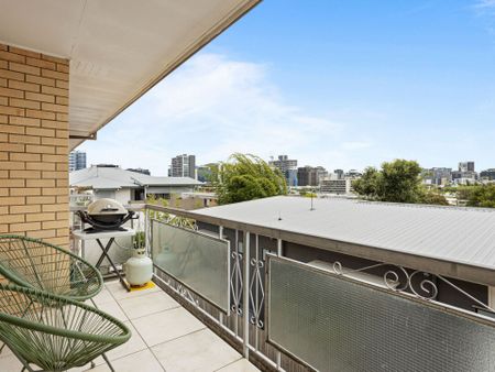 Fully Furnished Apartment in Ideal New Farm Location - Photo 4