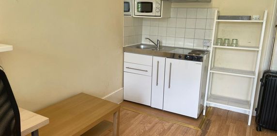 Terraced house to rent - Photo 2