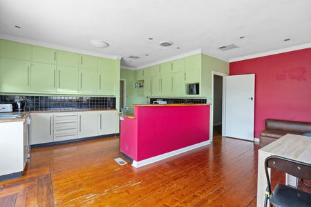 Spacious 3 Bedroom Home in Prime Location - Photo 3