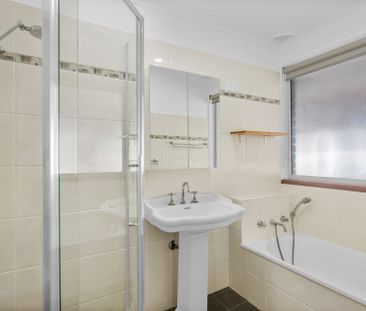 4 Bedroom Family Home With Pool - Photo 4