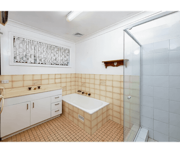 Impressive Solar Panels Family Home with Pool – Rent Includes Pool ... - Photo 5